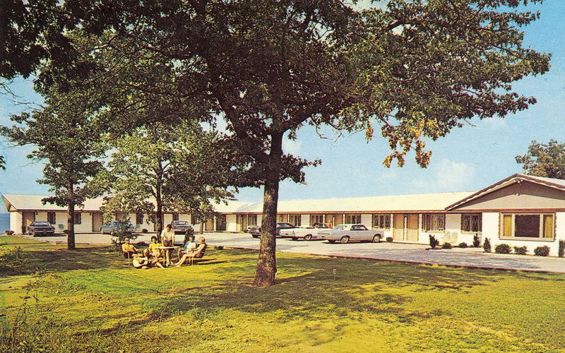 Beachcomber Resort (Beachcomber Motel, Travel Lodge) - Vintage Postcard